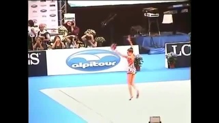 Българско момиче прави страхотно представление по художествена гимнастика