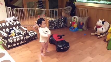 Малко бебче танцува Gangnam style ;d
