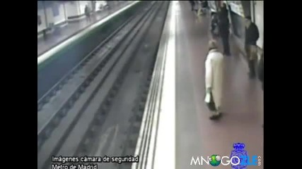 Герой спасява човек в метрото