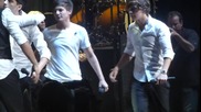 One Direction - Прегръдки, Найл си разкъса ризата, Хари замалко да си свали панталоните