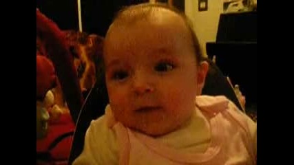 bebe se smee i plue