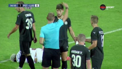 Виктор Мудрак си изпроси втори жълт картон и бе изгонен