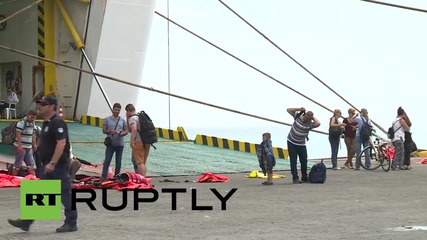 Гърция: Круизен кораб прибира 2500 бежанци и емигранти