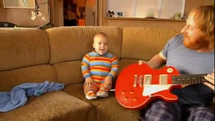 Лудо бебе свири на китара
