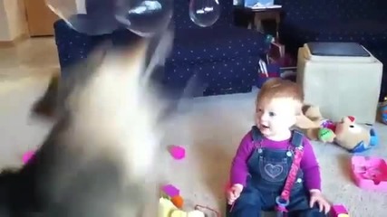 Това бебе ще се гръмне от смях