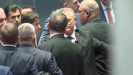 Бутане, блъскане и обиди между депутати в НС, наложи се намесата на квестори
