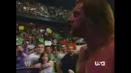 WWE - Оператор Не Гледа Къде Върви И Се Спъва Докато Снима Трите Хикса/Triple H