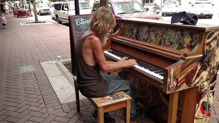 Бездомник радва минувачите с изпълнението си на пиано