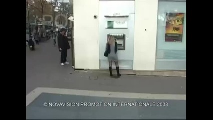 Дама шамаросва мъже пред банкомат. Смях!