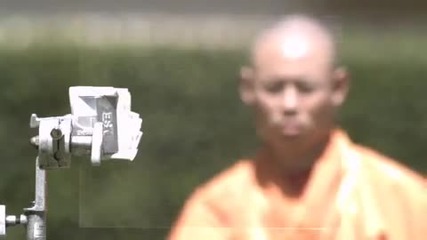Монах от шаолин пробива стъкло с игла 