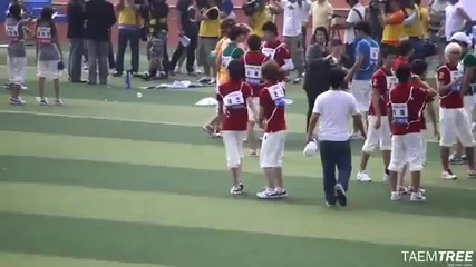 Shinee Onew carrying Taemin on his Shoulders