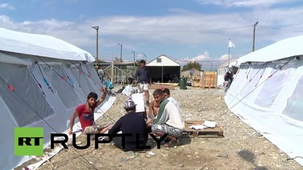 Macedonia: UNHCR look after refugees and migrants crossing from Greece