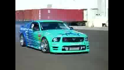 Ford Mustang Gt drifting