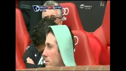 Роналдо се бъзика с Ван Дер Сар :)