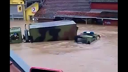 Сръбски военни в борба с водата