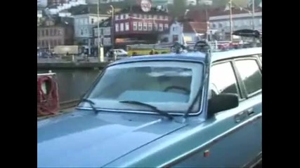 Какво ли има в тази кола та всички се смеят така :) :) :) 