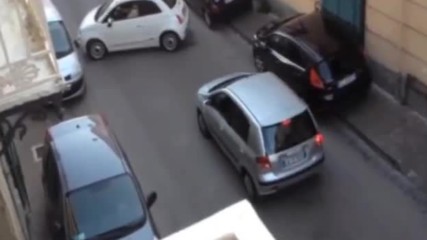 Чудо! – Не-човешки шофьорски умения в Неапол! Огромно задръстване заради 1 идиот!