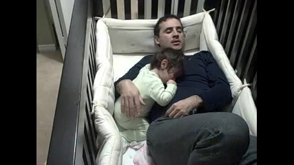 Баща преспива своята дъщеря