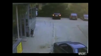жена си разбива колата в опит да паркира 