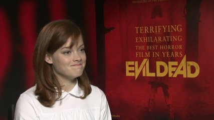 Звездата Джейн Леви дава интервю за филма си Злите Мъртви (2013)