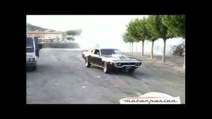 1971_plymouth_gtx_burnout