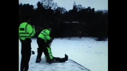 Смях - Полицай се пързалят по снега 