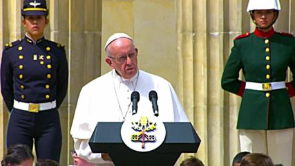 Colombia: Pope Francis addresses crowds with President Santos with message of peace