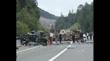 Зверска Катастрофа На Бмв В Бетоновоз 