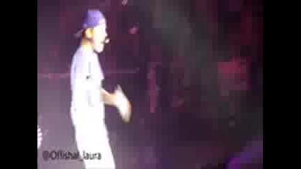 Justin Bieber spira koncert zaradi boi ( 06.04.2011 - Barselona )