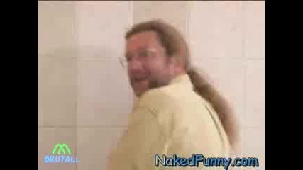 Голи И Смешни - Опашка В Тоалетната