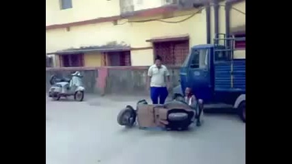 Двама идиоти на скутер
