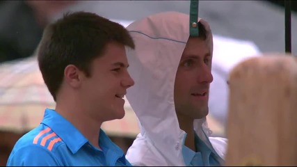 Сръбският тенисист Новак Джокович прави жест към момче по време на дъжд преди мач !