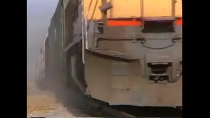 Влак блъска училищен автобус 