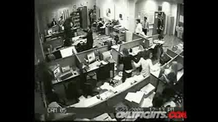 Човек В Офис Пощурява,Пребива 2ма и хвърля монитор по главата на жена