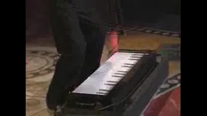 Мъж Свири На Пиано С Топките Си!!!
