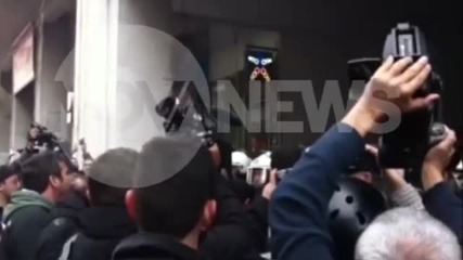 НАПРЕЖЕНИЕ В АТИНА: Протестиращи замерят полицията с домати