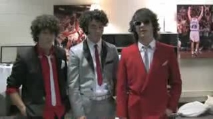 Jonas Brothers - Band In A Bus 