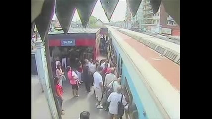 Аржентина - дете се спасява от влак 