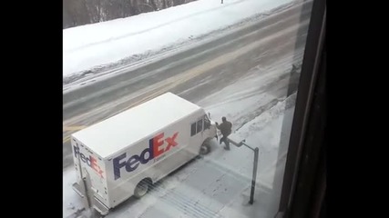 Див пуяк преследва доставчик с камион