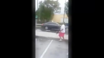 Яростна мацка разбива колата на гаджето си, след като разбира, че той й е изневерил!