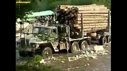 Урал 4320 6x6 натоварен с дърва