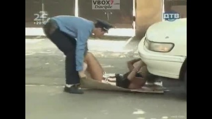 Голи и Смешни Скрита Камера Под Автомобила
