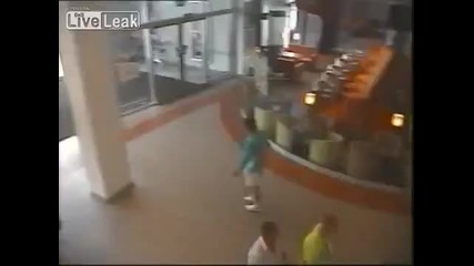 Пиян и стъклена плъзгаща врата