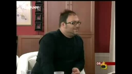 Как Блондинка Си Почиства Работното Място