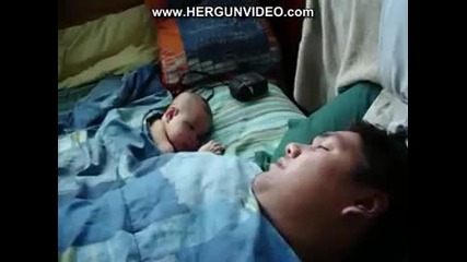 Бебе Се Плаши От Хъркането На Баща Си!