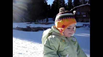Дете ходи по снега