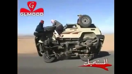 Луди араби сменят гума, докато колата се движи!