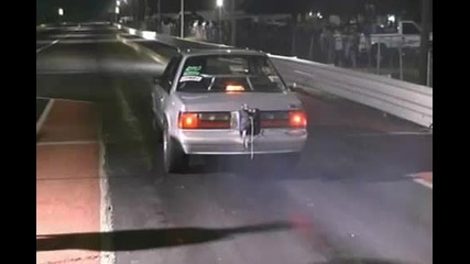ford mustang се вдига на задни гуми