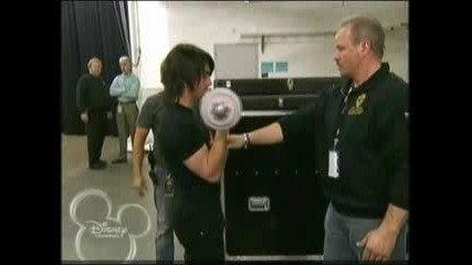 Joe Jonas muscles!!!!!!