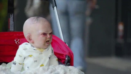 Дяволско Бебе Стресира Ню Йорк В Страховита Скрита Камера
